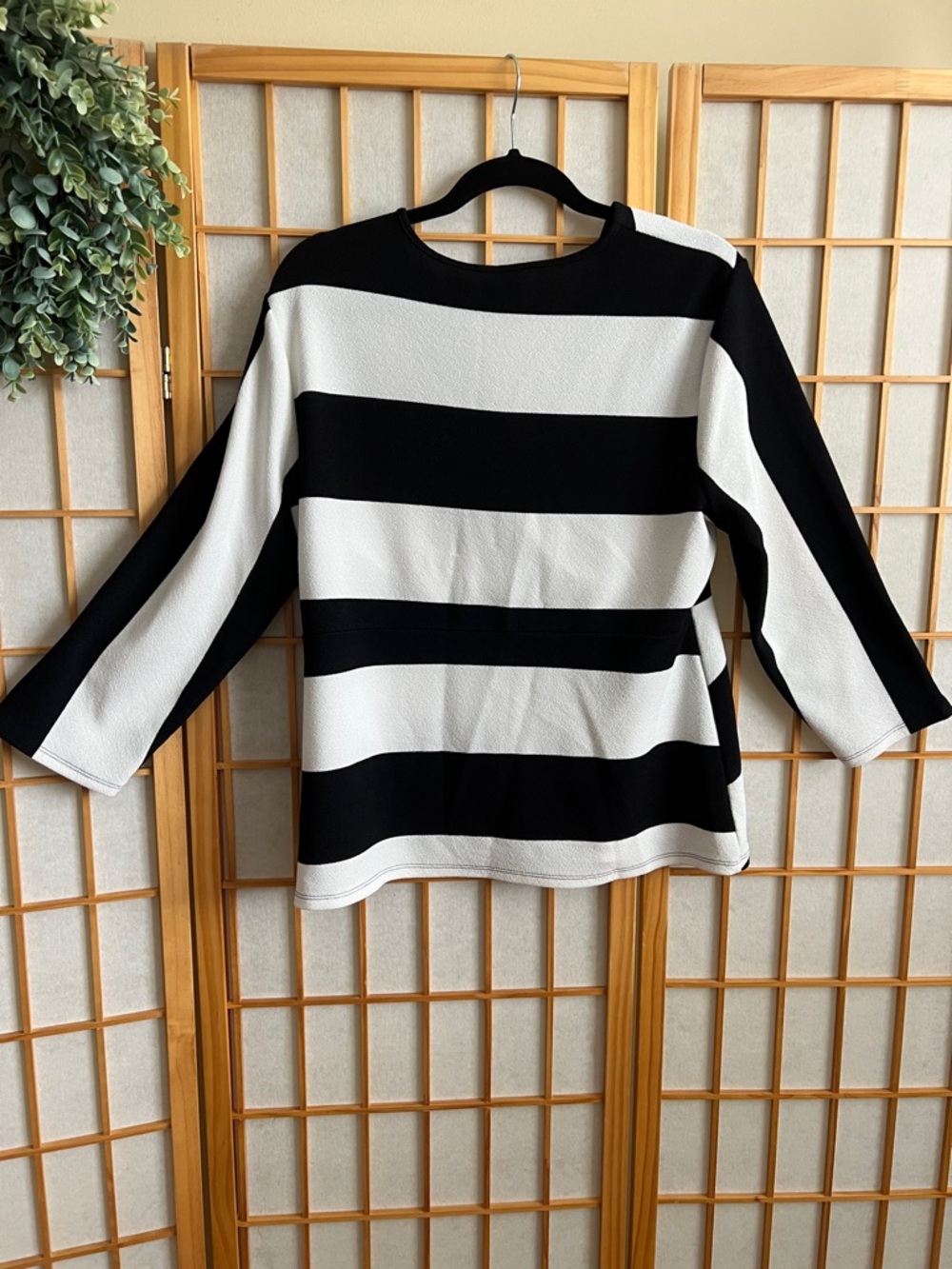 Chico’s size 2 (Large) Black White Chevron Wrap Top 3/4 Sleeve Blouse - Picture 4 of 6